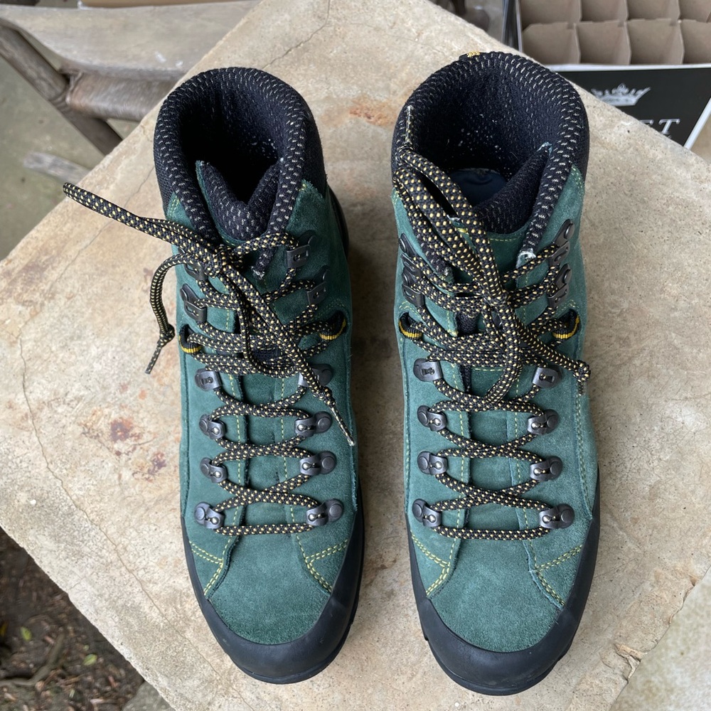 Men’s Lowa Green Suede Hiking Boots with Black Toe Caps - Picture 2 of 16